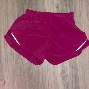 Lululemon Hotty Hot 4” sz 4 Ripened Raspberry